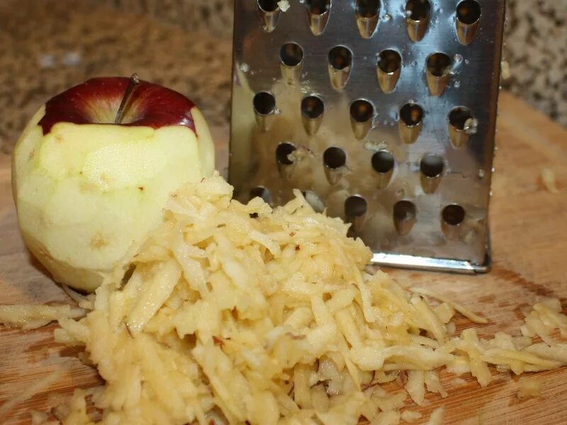 Тертые яблоки. Заготовка тертые яблоки. Терка для яблок. Яблоко натертое на крупной терке. Тертые яблоки.