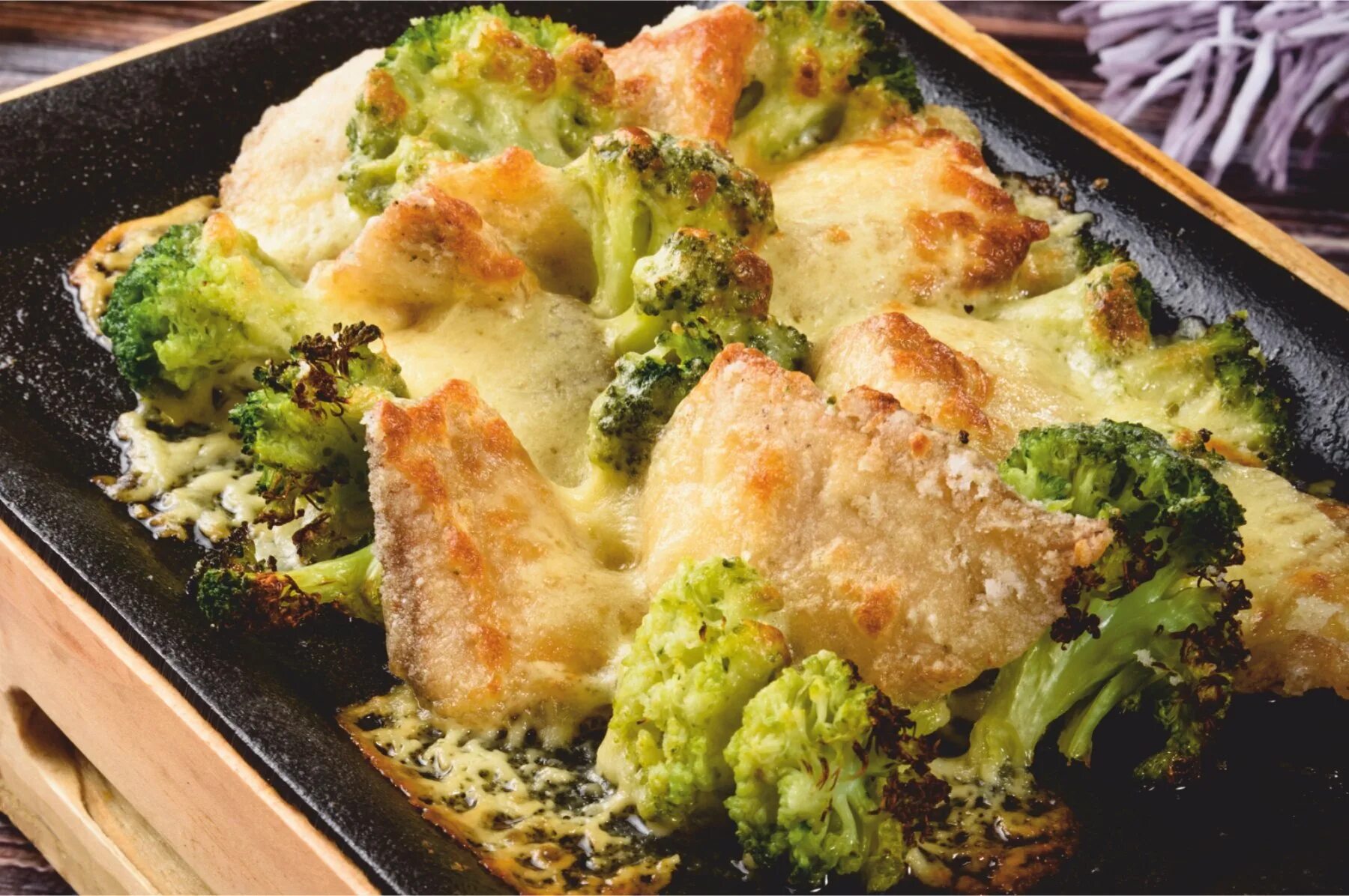 Рыба с брокколи и сыром. Филе лосося с брокколи. Форель с брокколи. Минтай запеченный в духовке и брокколи. Рыба с брокколи в сливочном соусе.