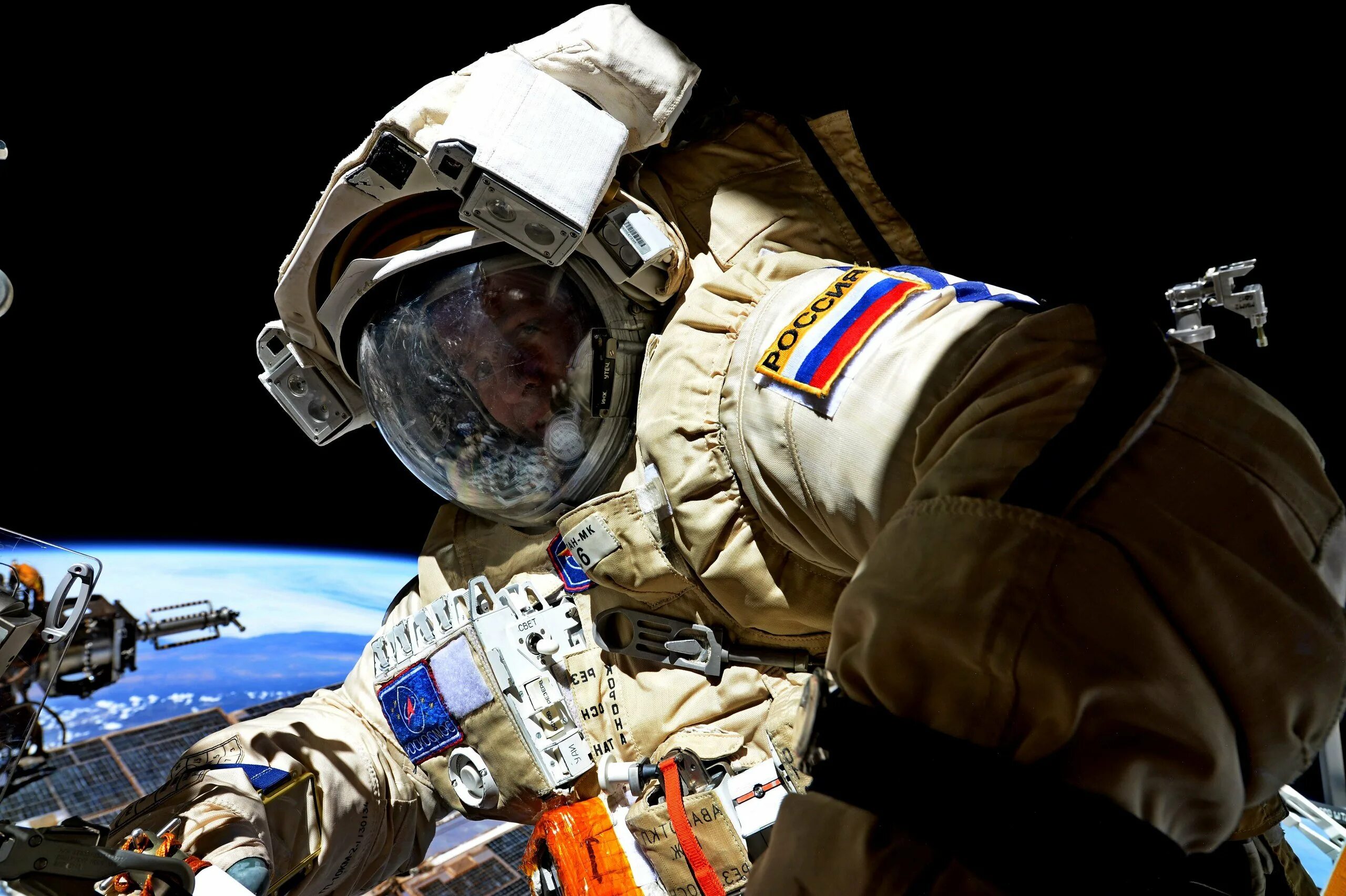 Космонавт 2024 г. Космонавт в космосе. Космонавт в открытом космосе. Российский космонавт в космосе.