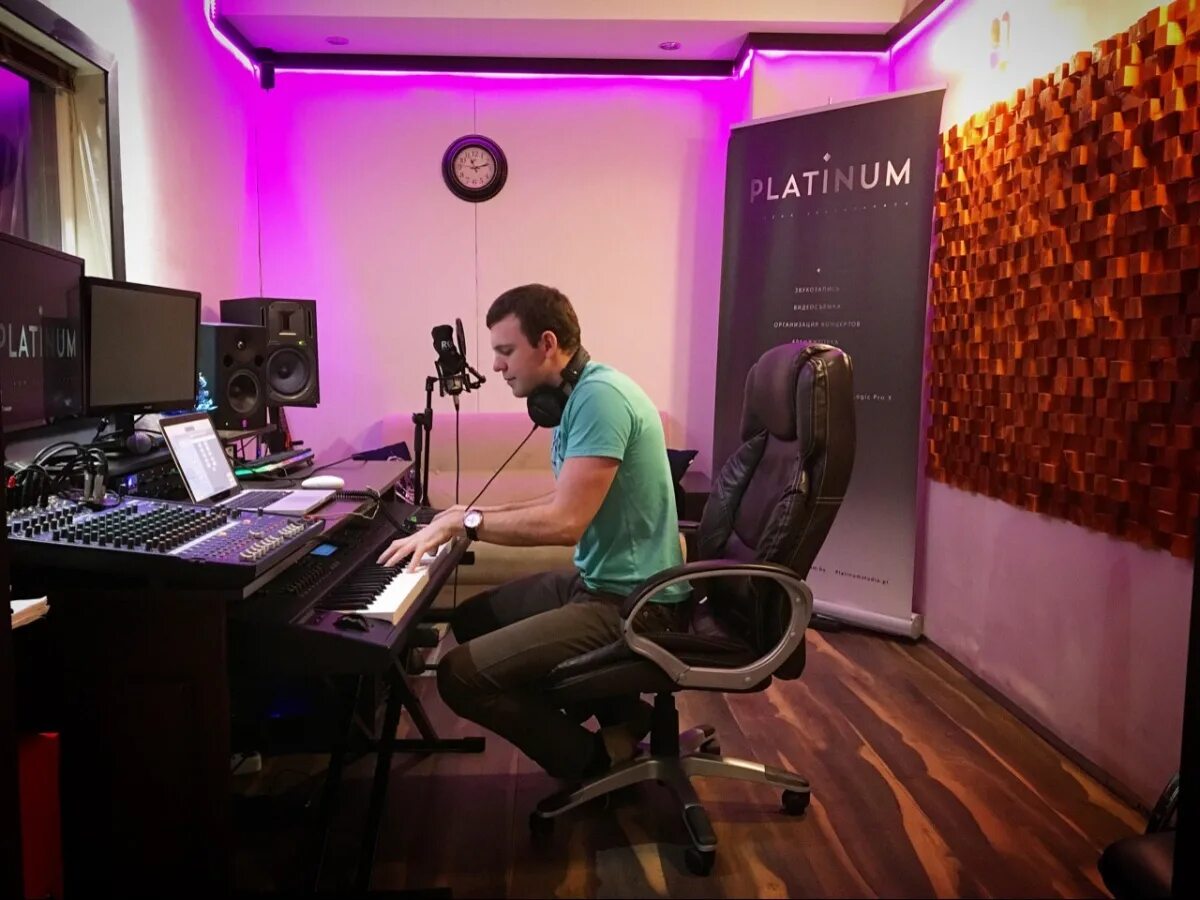 Платинум лого. Platinum studio. Platinum studio. Платинум лого. Касперский офис.