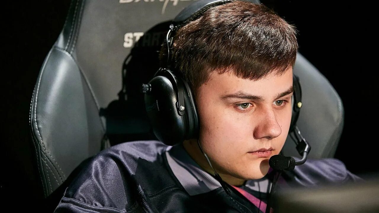 Игрок в доту. Старые игроки доты. Иллидан дота 2 игрок. Игрок dendi dota 2. Black^ игрок dota.