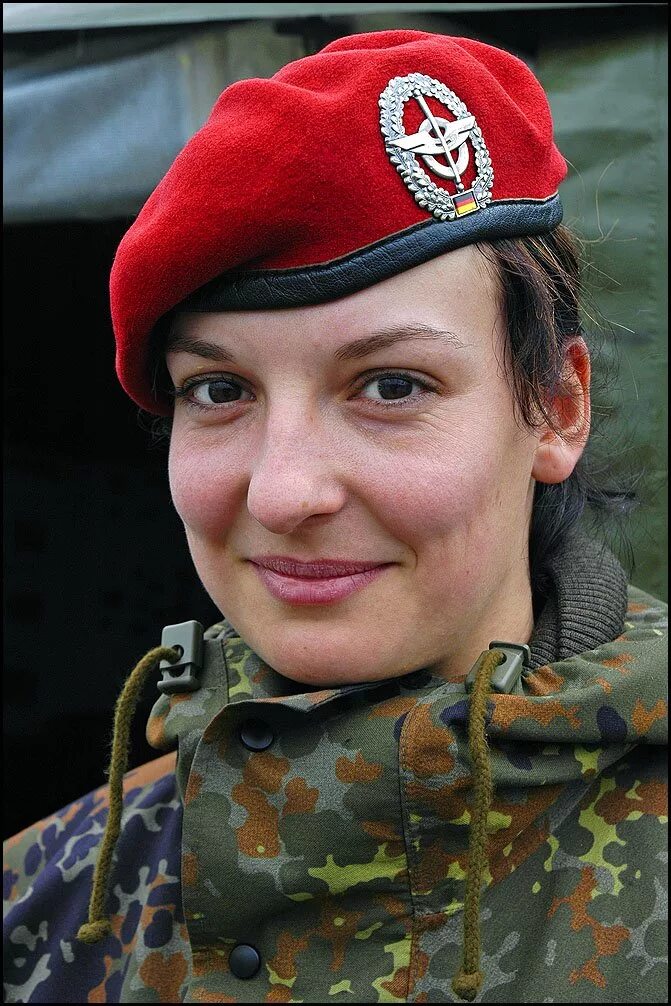 Берет сербии. Красный берет военный. Женский военный берет.