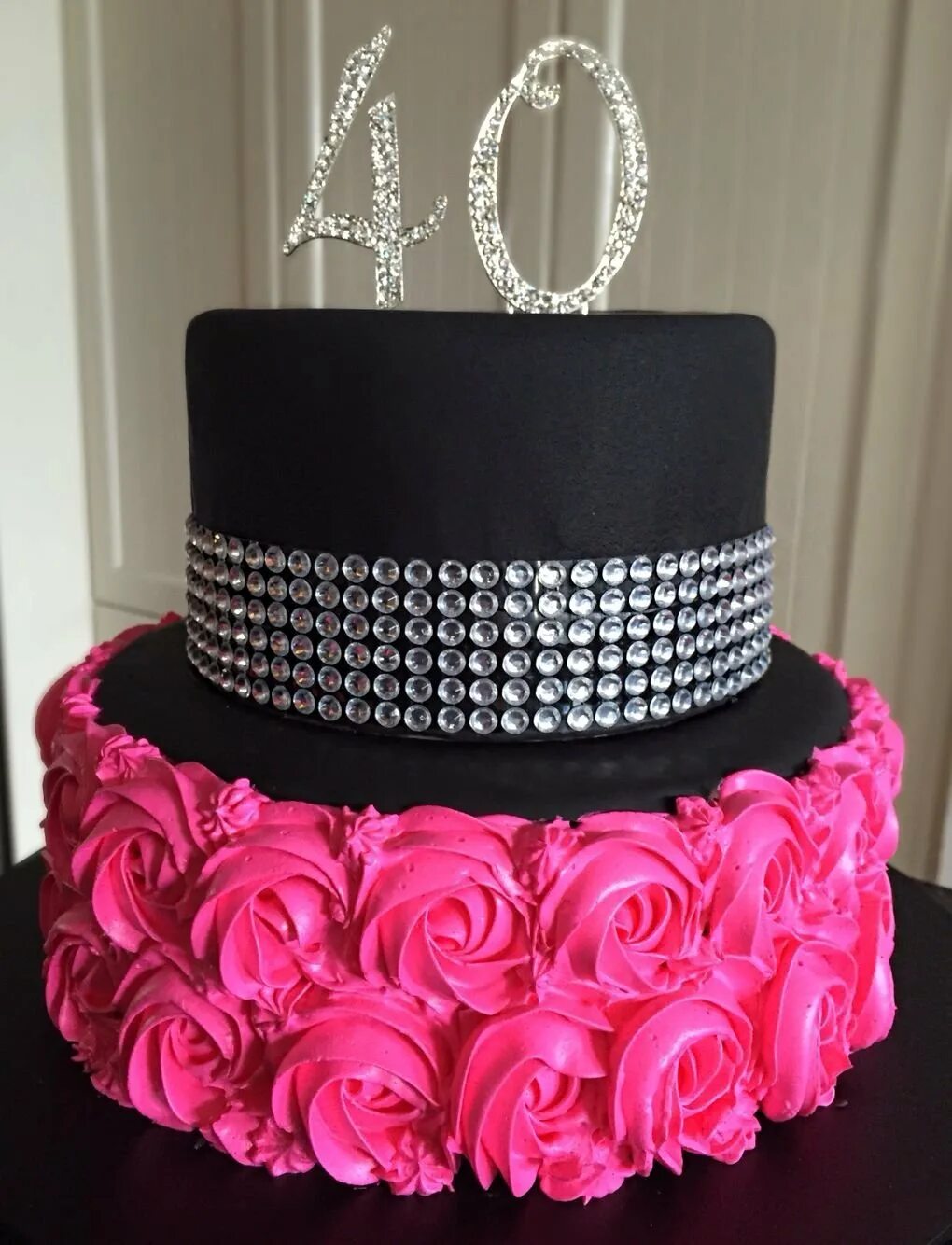 Черно розовый торт для девочки. Торт на день рождения женщине. Торт черный с розовым. Тортик черный розовый. Черно розовый торт