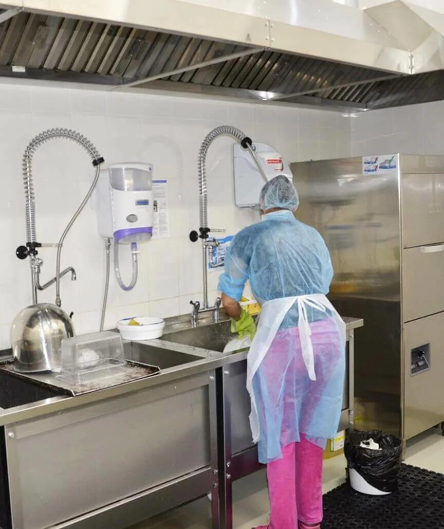 Рабочая кухня. Мойщик (-ца) посуды. Шавермист картинка. Аутсорсинг котломойщик. Фото для клининговую компанию.