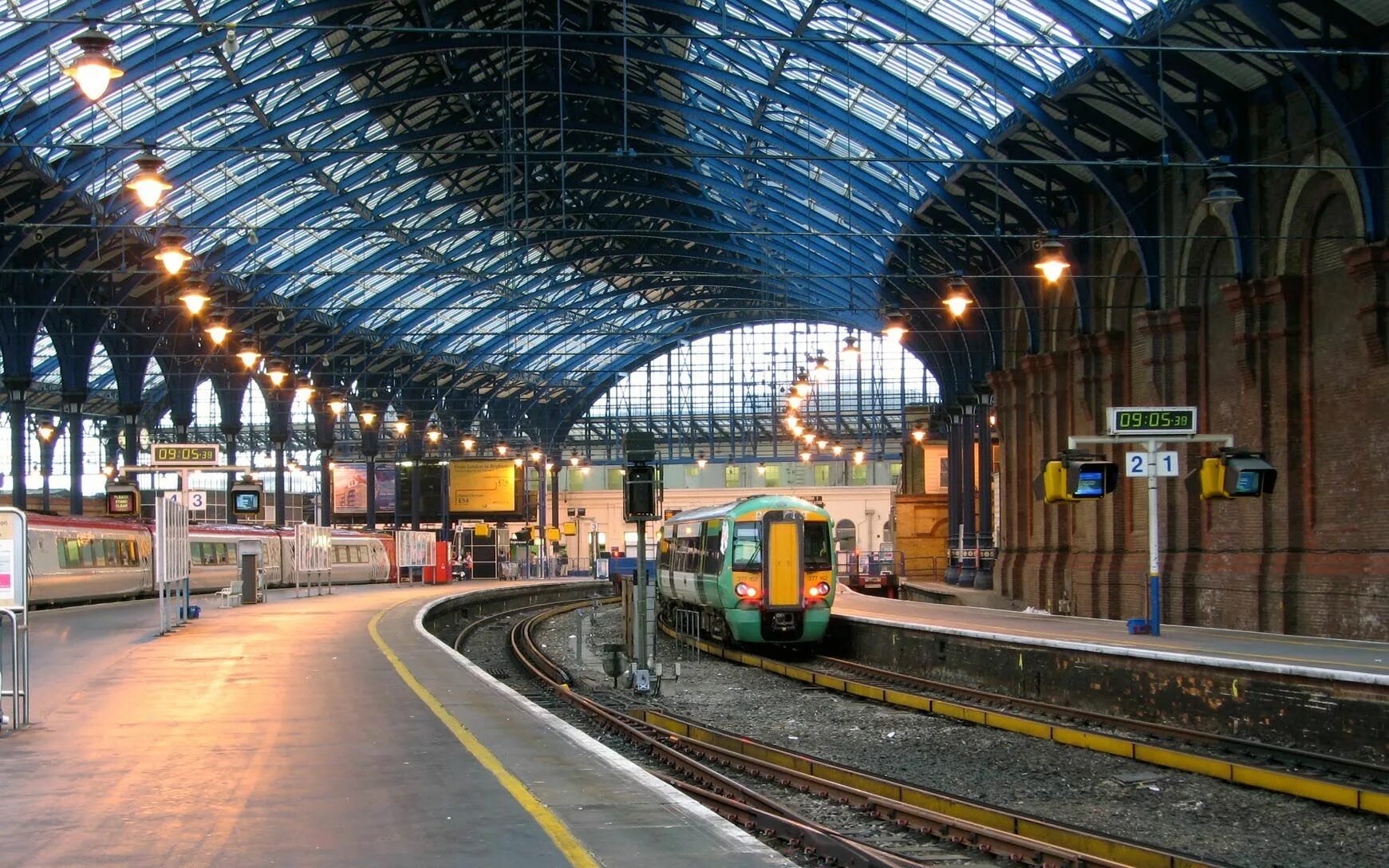 Вокзал в лондоне. Вокзал Кингс кросс. Вокзал Брайтон Англия. Railway Station – станция вокзала.