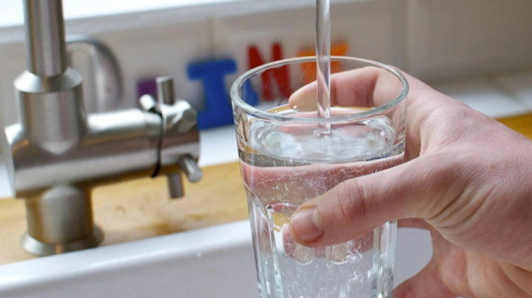 Питьевая вода. Воду наливают в стакан. Питьевое водоснабжение. Вода из крана. Налить воду рядом