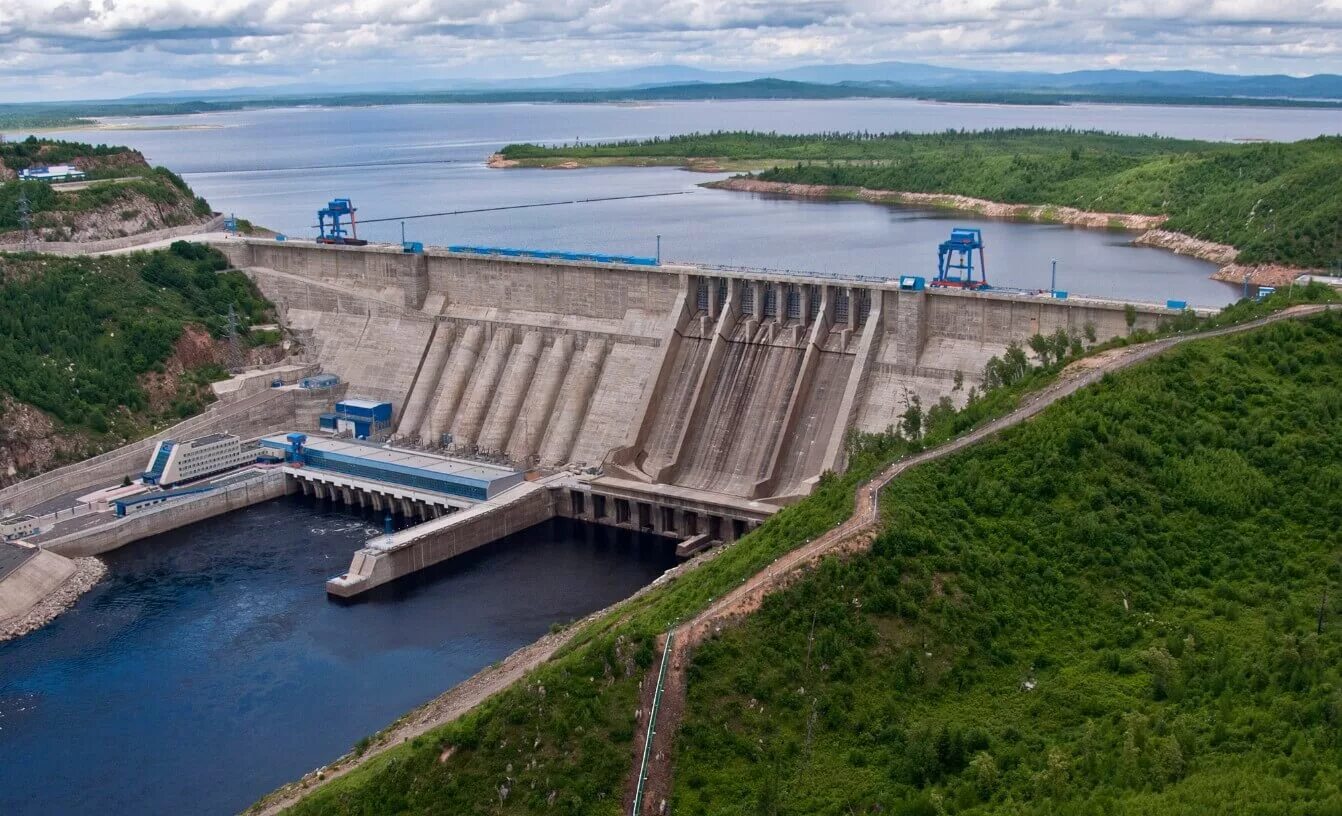 Бурейская ГЭС водохранилище. Бурейская ГЭС плотина. Река Бурея ГЭС. Бурейская ГЭС С Бурейским водохранилищем. Люди перегородили реку большой плотиной вода