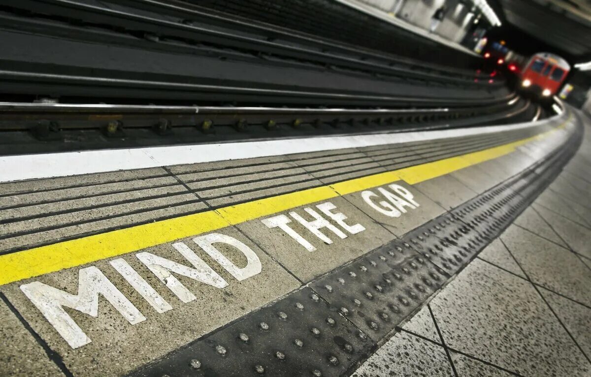 Лондон Mind the gap. London Underground Mind a gap. Лондонский метрополитен. Метро Лондона the gap. Звук приближающегося поезда