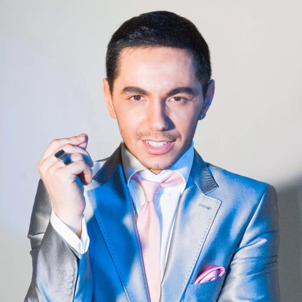 Ведущий мероприятий. Шоуменов певец. Оригинальный ведущий на сцене. Оригинальный ведущий на сцене. Шоуменов певец.