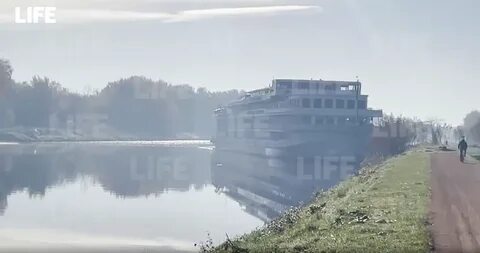 Пароход сел на мель вблизи того городка