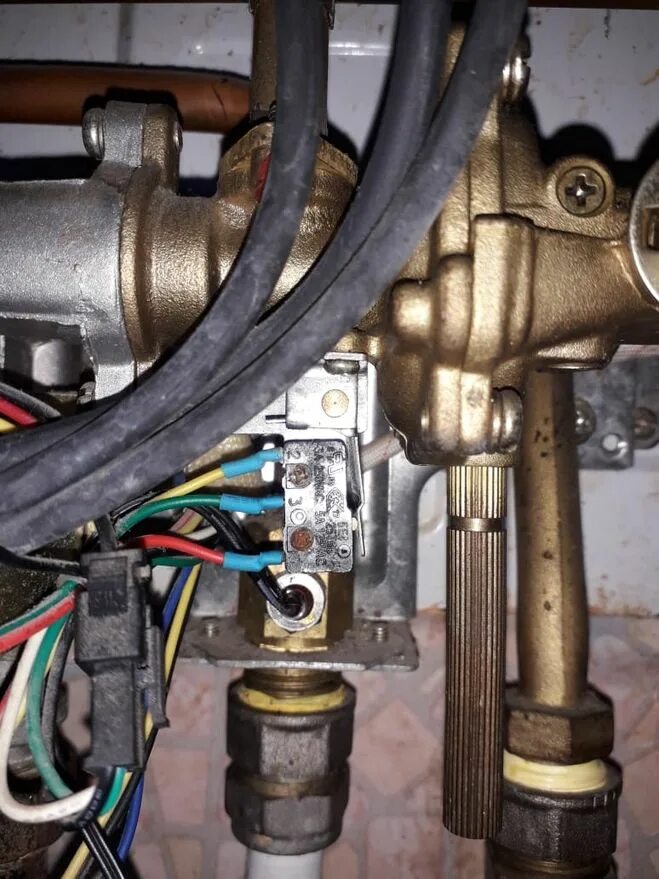 Электромагнитный клапан для газовой колонки bosch wr10-2. Капает вода с газовой колонки. Датчик температуры в газовой колонке вектор. Газовая колонка оазис течет вода снизу. Газовая колонка оазис течет вода снизу.