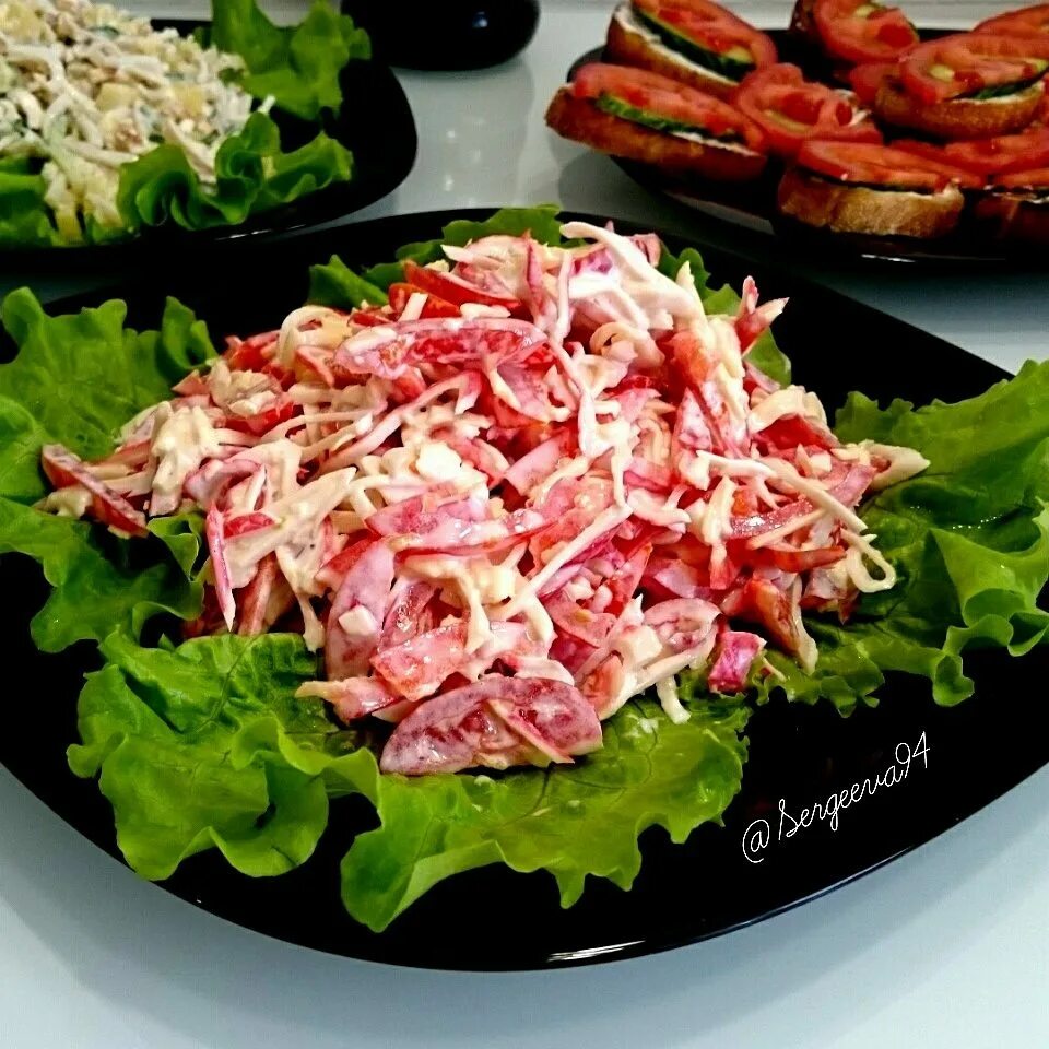 Салат красное море с крабовыми палочками. Салат красное море с крабовыми палочками и помидорами и перцем. Салат красное море с крабовыми палочками и помидорами. Крабовый салат с болгарским перцем красное море