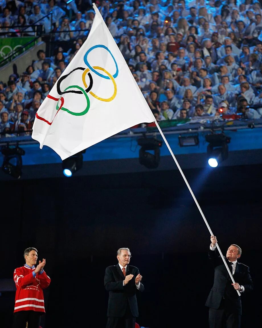 Флаг на церемонии. Передача олимпийского флага Сочи 2010. Олимпийский флаг 2014. Передача олимпийского флага Сочи. Олимпийский флаг Сочи 2014.
