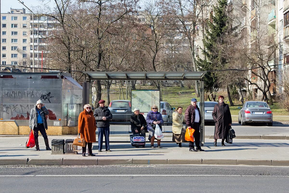 Человек остановился возле одноэтажного. Люди на остановке. Автобусная остановка. Остановка общественного транспорта с людьми. Необычные остановки.