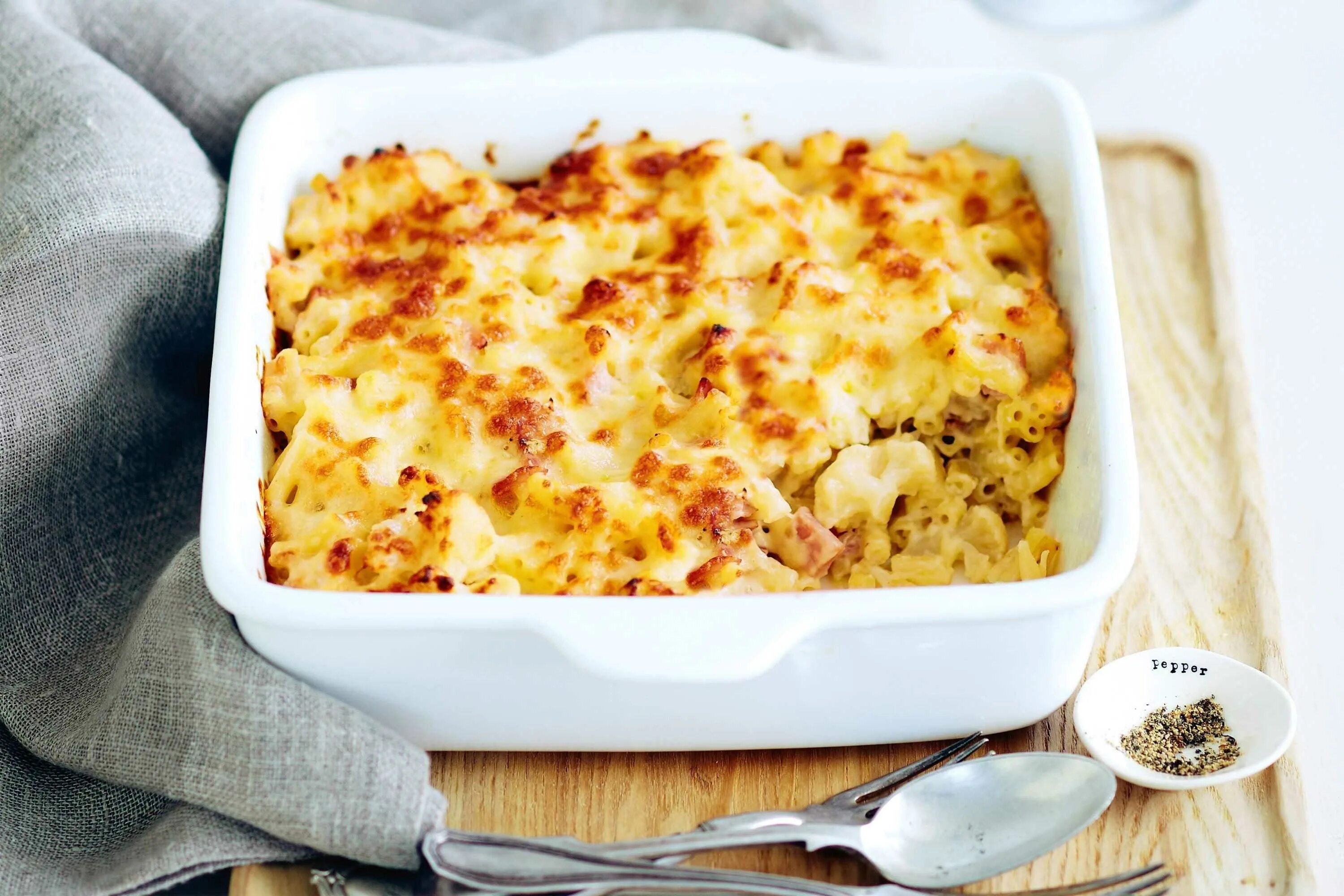 Запеканка из макарон. Макаронный гратен. Макароны запеченные с сыром. Запеканка с макаронами и сыром.