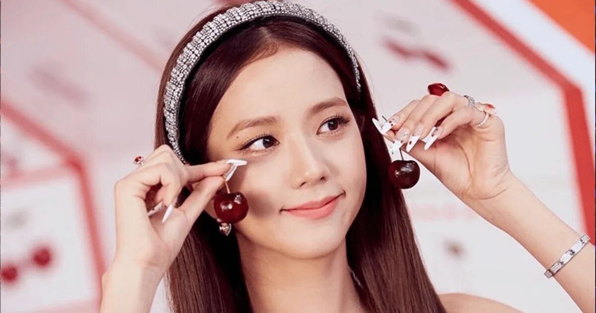 Jisoo blackpink. Jisoo blackpink. Телефон джису. Джису из black pink. Дженни и джису.