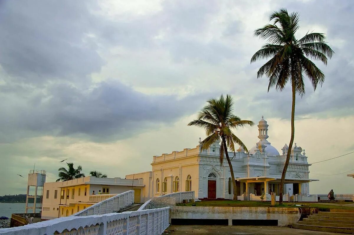 Beruwala шри ланка. Шри Ланка мечеть. Храм в Бентоте Шри Ланка. Мечеть Кетчимале Шри Ланка.