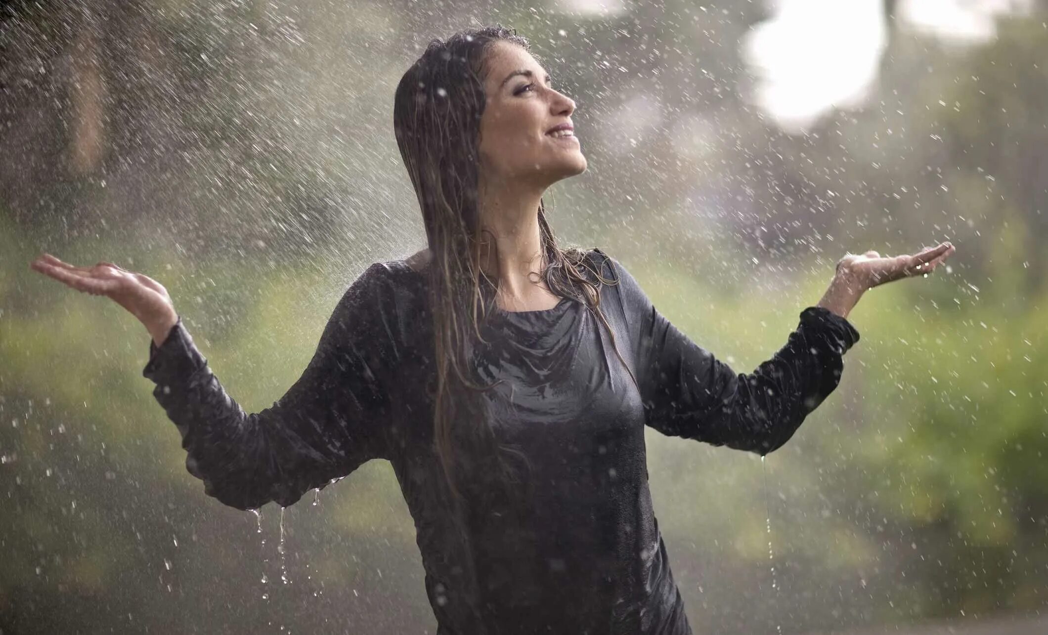 She s in the rain. Под дождем. Человек под дождем. Женщина под дождем. Девушка дождь.