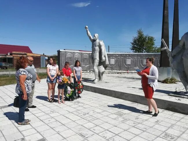 День ордынска. Памятник воинам в селе Козиха. Козихинская школа. Село Козиха Новосибирская область Ордынский. Козихинская школа Ордынского района 2010 год.