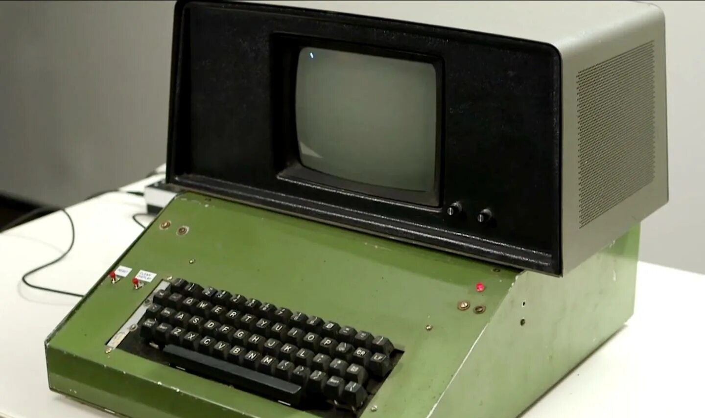 Монитор бывшую. ЭВМ 4 поколения Apple 1. Самый первый компьютер Эппл 1976. Самый первый компьютер. Первый компьютер в мире.