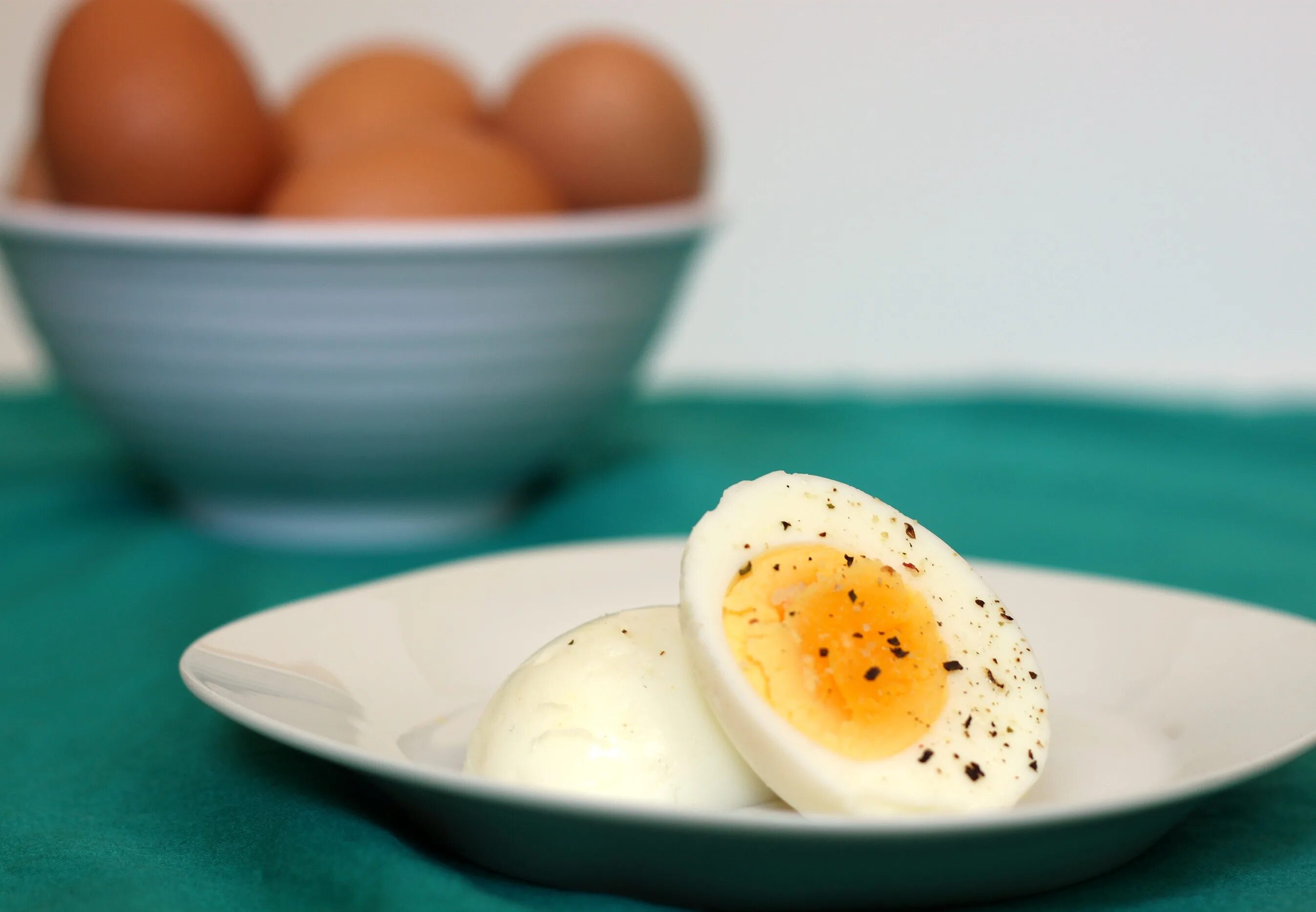 Вареные яйца. Яйцо отварное. Яйцо в крутую. Яйцо куриное вареное. Сон яйцо вареное к чему снится