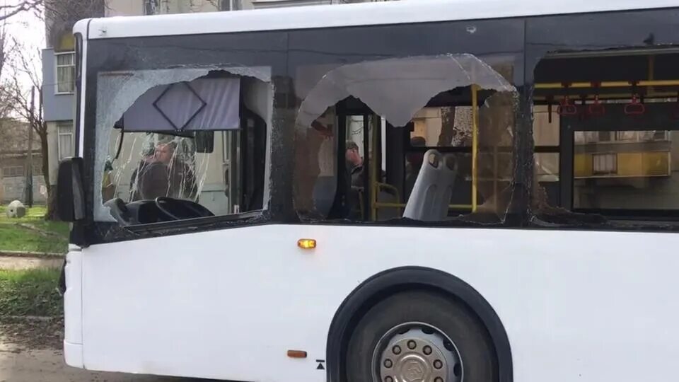 Обстрел автобуса в лисичанске. Пассажиры в автобусе. люди в автобусе. обстрел донецка автобус.