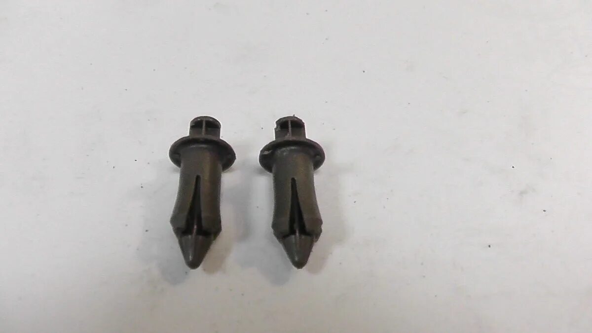 Клипса hyundai 8581837000. Toyota-lexus 7539235220 клипса. Клипса стойки камри 40. Вибродемпфирующая пластина на крыло автомобиля. Toyota 90467-09204 клипса крепежная.