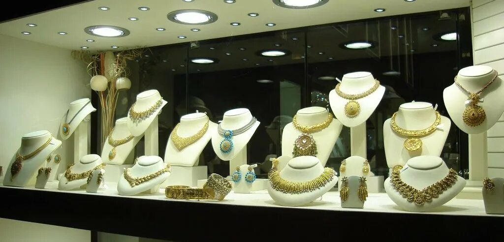 Ассортимент ювелирного магазина. Одежда для ювелирного магазина. Jeweller's shop. A Jeweller’s – ювелирный отдел. Ювелирный магазин открытый