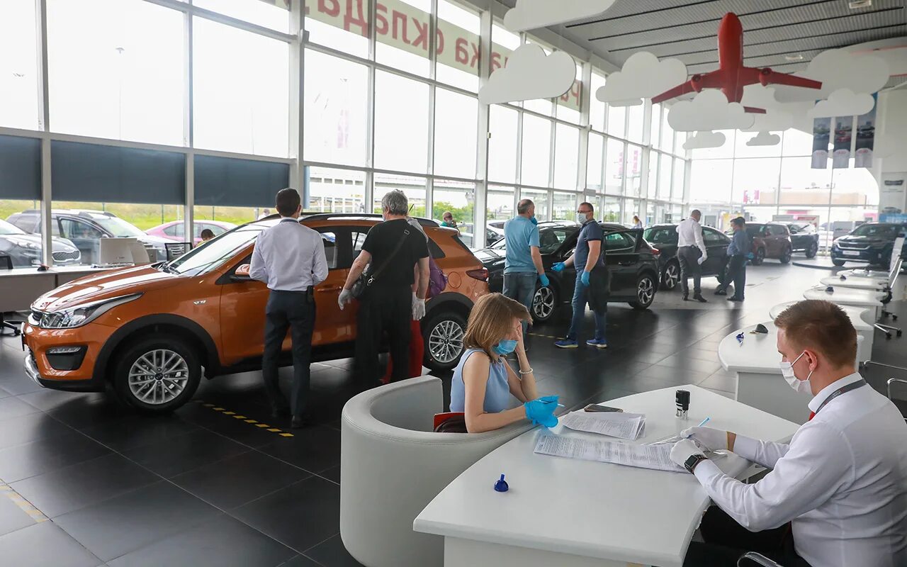 Москвич на заводе рено. Тойота центр измайлово. Лизинг автомобилей абстракция. Автомобили в автосалоне. Недостатки автомобиля.