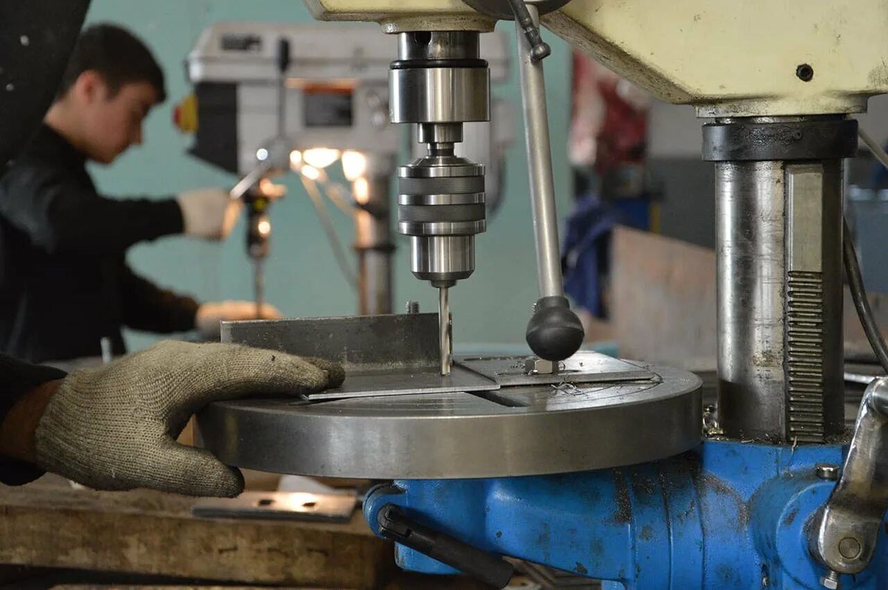 Слесарный станок. Фрезерование металла на станках. Токарь по дереву. Обработка т. Фреза для резки металла станка cnc 500.