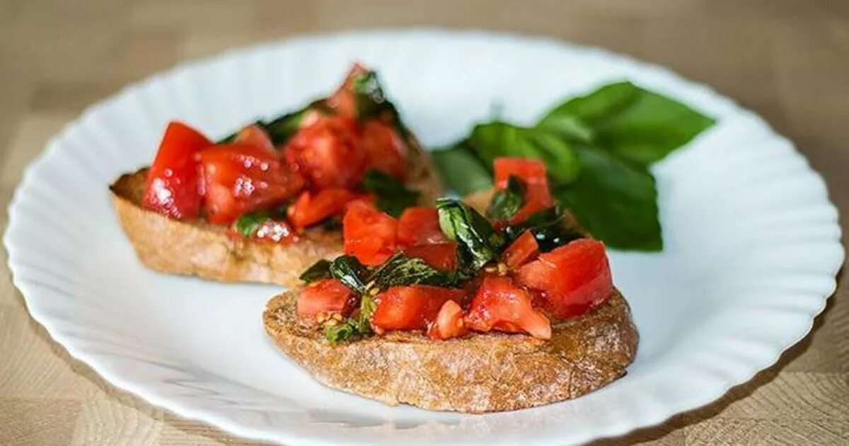 Брускетта с томатами и базиликом. Брускетта с томатами и базиликом. Приправа для брускетты с помидорами. Брускеты томатом и базиликом. Брускетта с помидорами и базиликом.