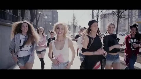 Кто поет песню мама я влюбился