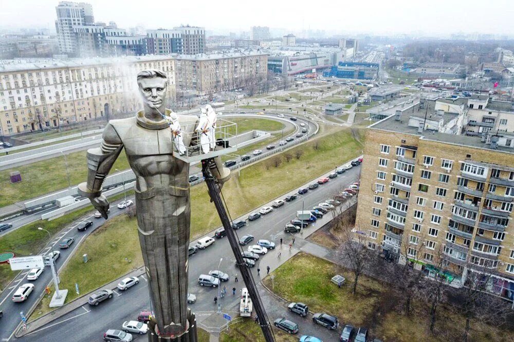 Памятник Гагарина в Москве на Ленинском проспекте. Памятник Юрию Гагарину в Москве на Ленинском проспекте. Памятник Гагарину Ленинский Ленинский проспект. Гагарин статуя на Ленинском проспекте.