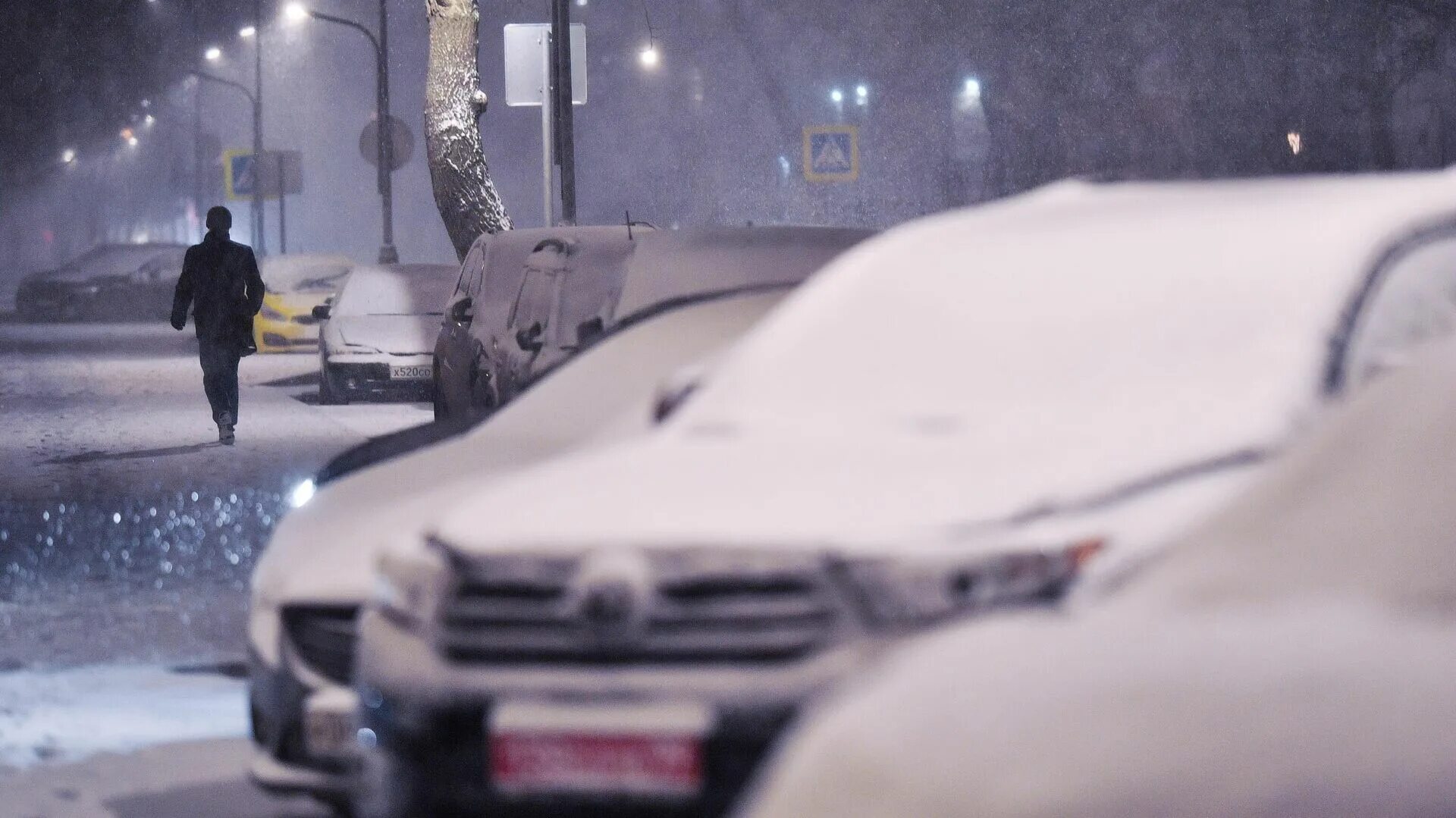 Потепление в москве в декабре. Снегопад в Москве. Москва март снегопад. Москва снегопад ночь. Снег в марте в Москве.