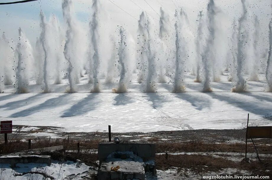 Разрушить лед. Взрывание льда Кемерово. Взрыв льда. Взрыв льда на реке. Взрывные работы на реках.