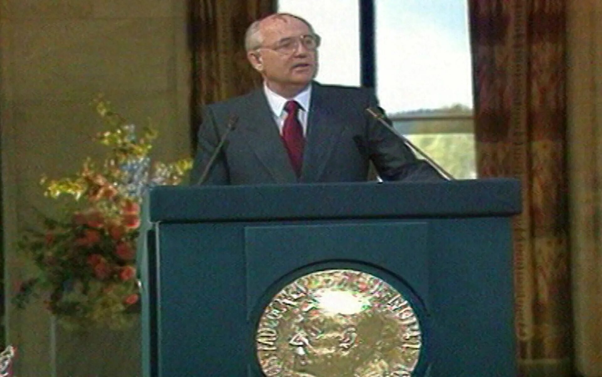 Горбачев михаил сергеевич нобелевская премия. Горбачев лауреат нобелевской премии. Горбачев на вручении нобелевской премии. Горбачемнобелевская премия мира. Горбачев нобелевская премия.