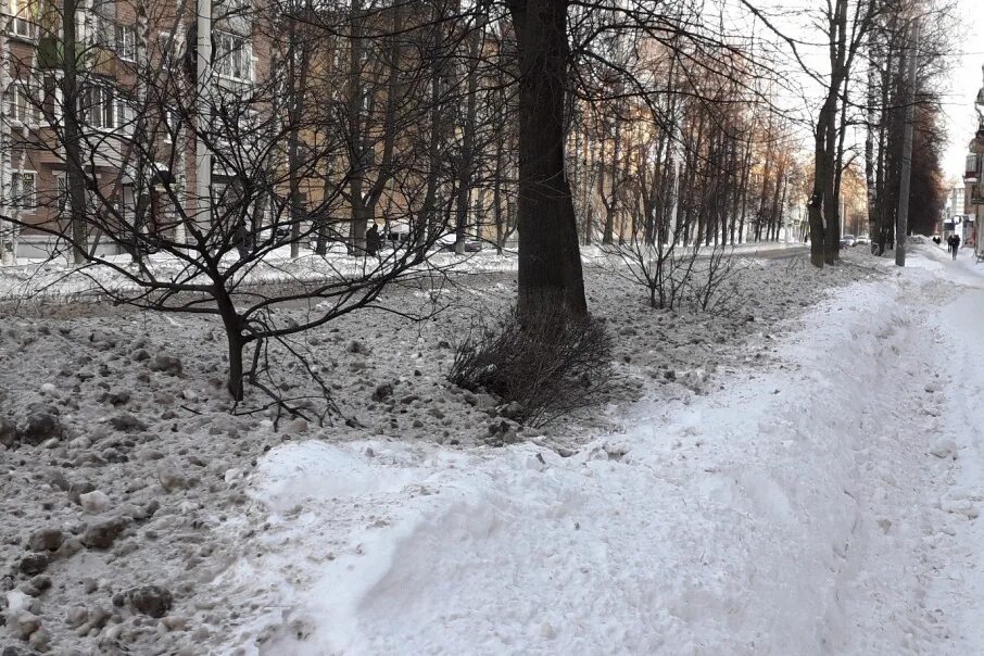 Село занесенное снегом оттаивает по немногу. Почерневший снег. Грязный снег тает. Грязный весенний снег. Тающий грязный снег.