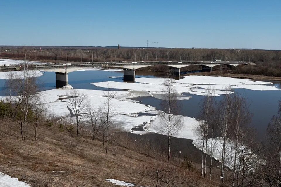 Уровень вятки у кирова. Река Вятка половодье. Уровень воды в Вятке Киров. Половодье на Вятке. Слободской река Вятка уровень воды.