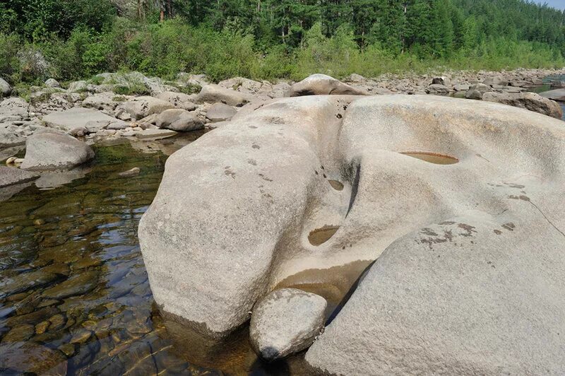 Камень сточенный водой. Вода камень точит. Мягкий каменный рельеф обточенный водой. Река камень точит. Почему вода камень точит