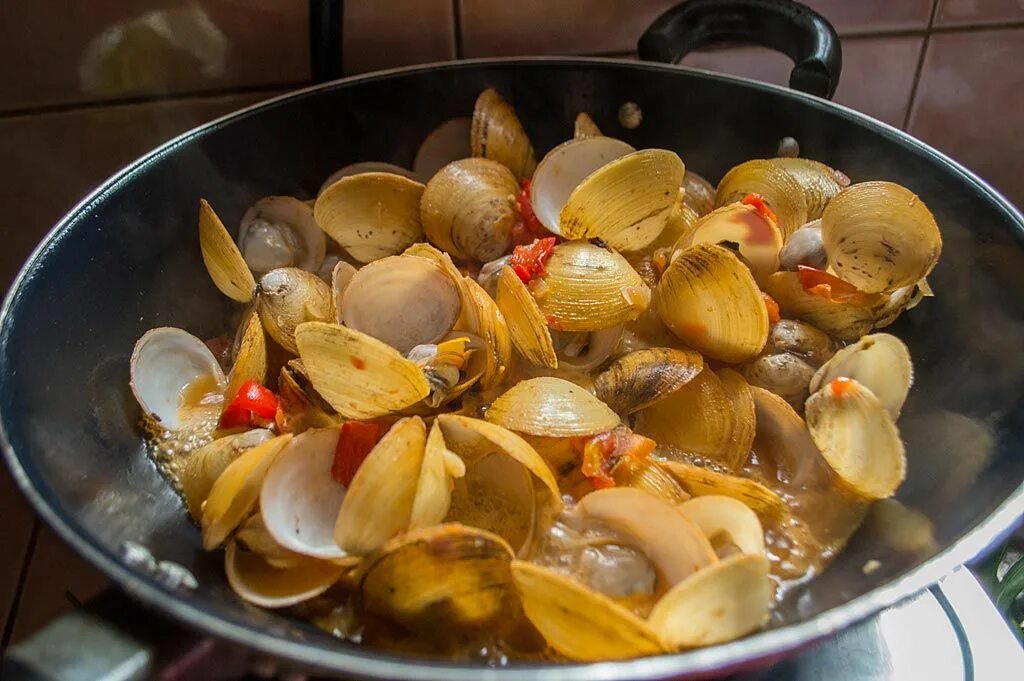 Ракушки жареные. Вонголе ракушки блюда. Моллюски в кулинарии. Ракушка приготовление. Рецепт запеченные ракушки