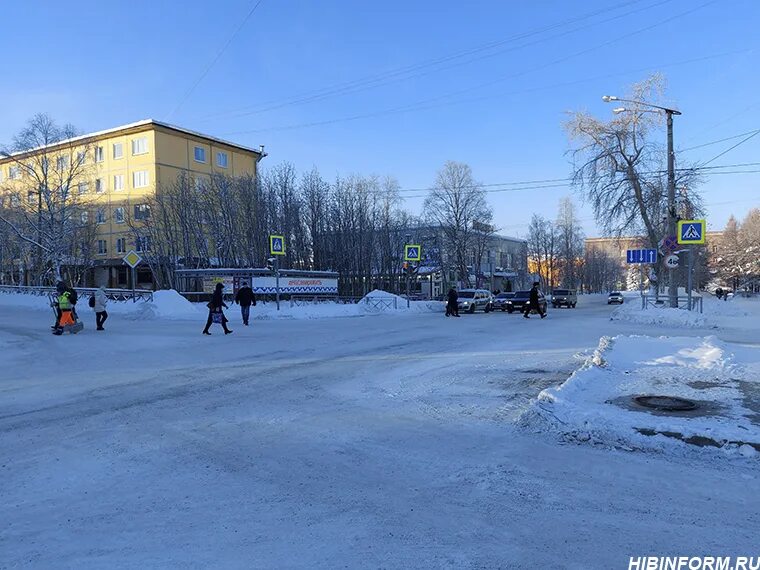 Погода в апатиты на неделю сайте. Апатиты площадь Ленина. Кировск площадь Ленина. Апатиты площадь. Центральная площадь в Апатитах.