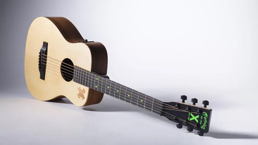 Гитара эда. Гитара martin ed sheeran. martin guitars lx1. гитара эда ширана. ed sheeran с гитарой.