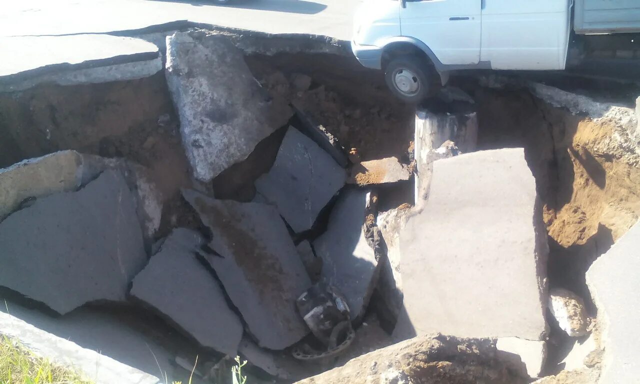 Угодить в яму. В ульяновске провалился асфальт. газель провалилась под асфальт. ижевск машина упала в яму.