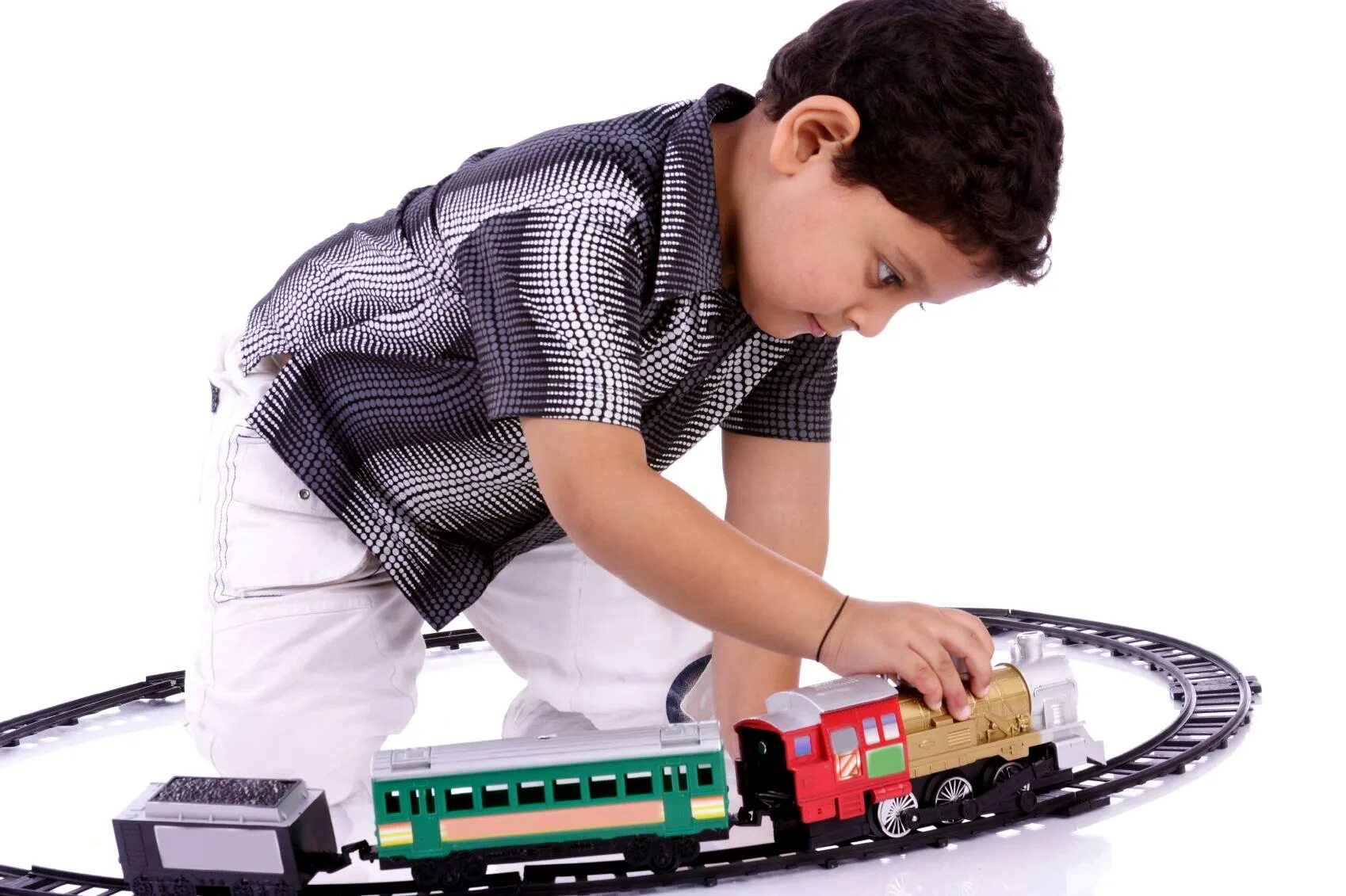 Мальчик с железной дорогой. Поезда Игрушечные для мальчиков. Игра "железная дорога". Игрушечный поезд в руке.