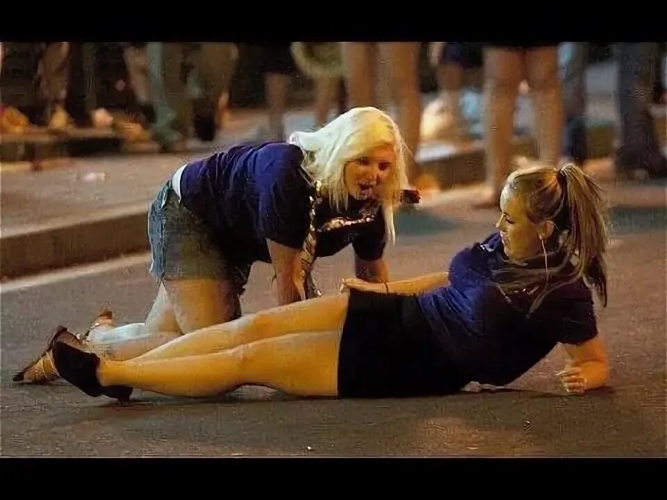 Пьяные подруги. Drunk women videos. Drunk women videos. Женщины дерутся на улице. Подруги бухают.