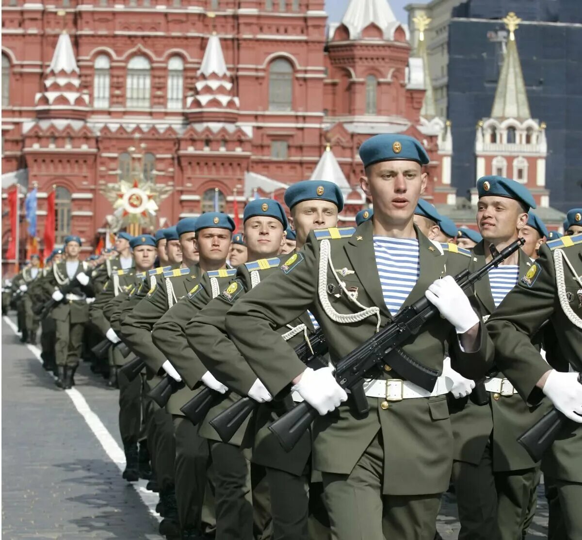 В честь праздника дня защитника. Парад на красной площади 9 мая 2005 года. Военный парад на красной площади 9 мая. Парад Победы 2008 года на красной площади. Солдаты на параде.