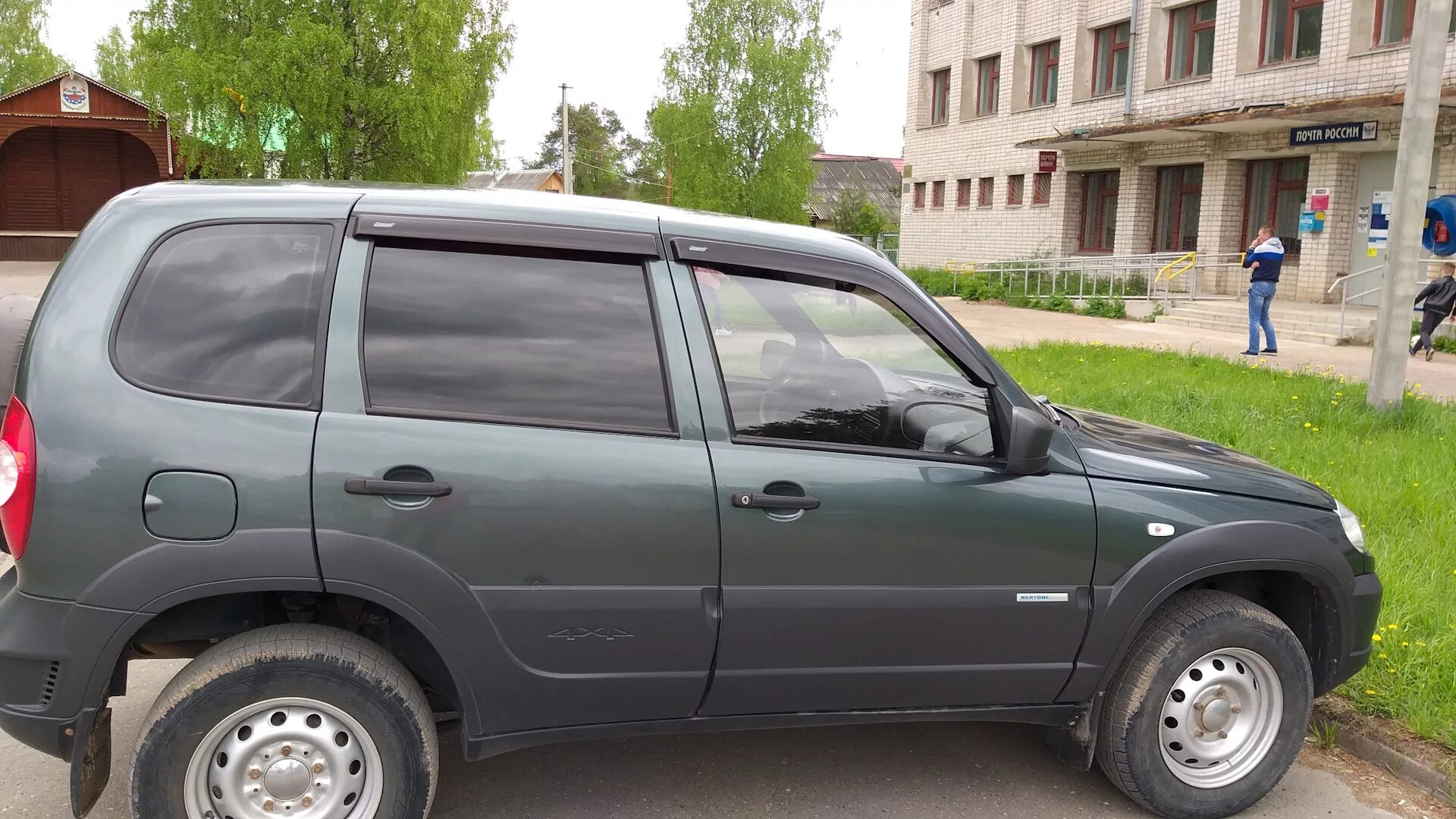 Шевроле нива бертоне эдишн. Chevrolet niva bertone. Нива шевроле серо зеленый металлик. Аустер цвет шевроле нива. Серая нива шевроле бертоне.