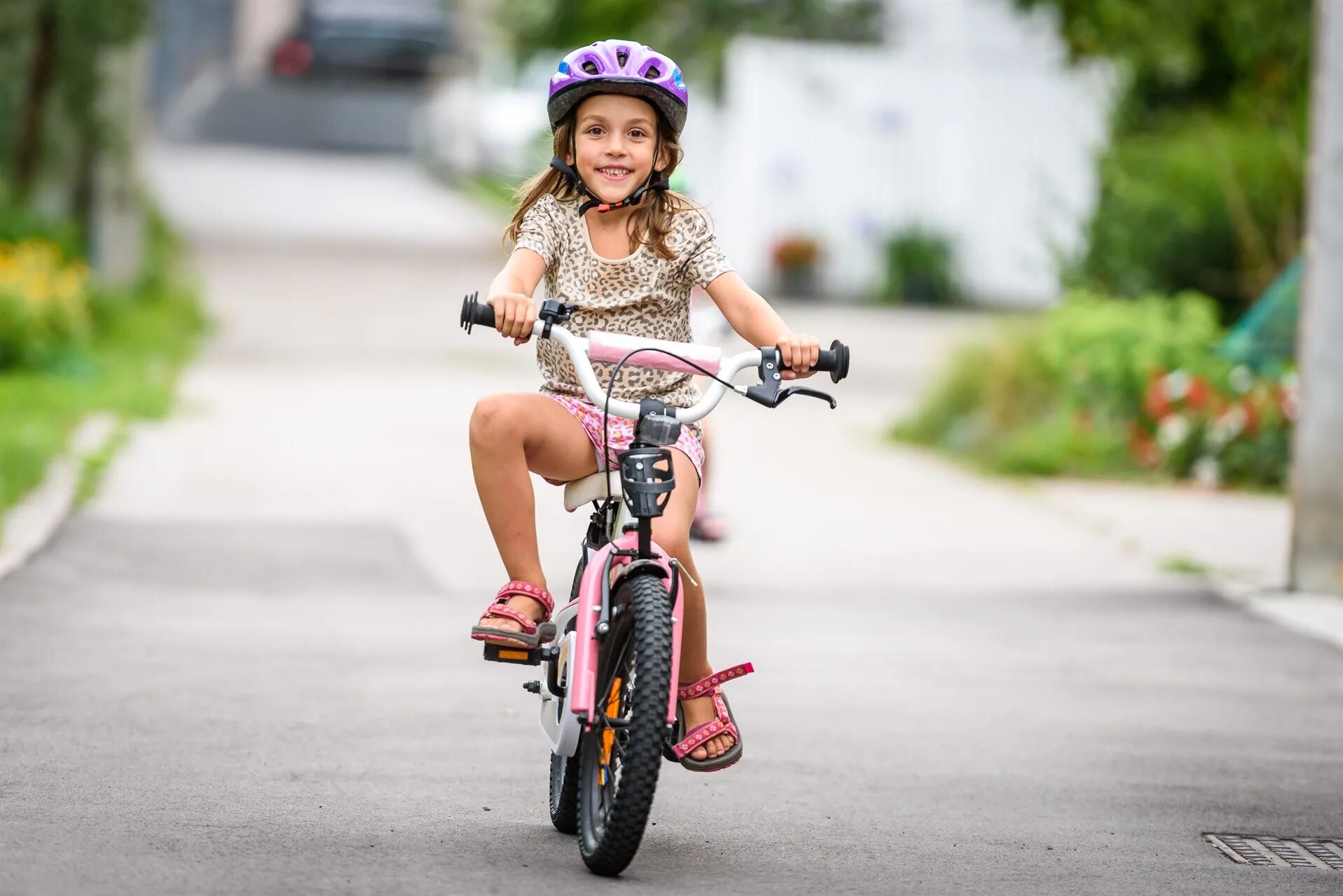 She doesn t have a bike. Little bike девушка. kids on bikes. kids ride a bike. kids riding bikes.