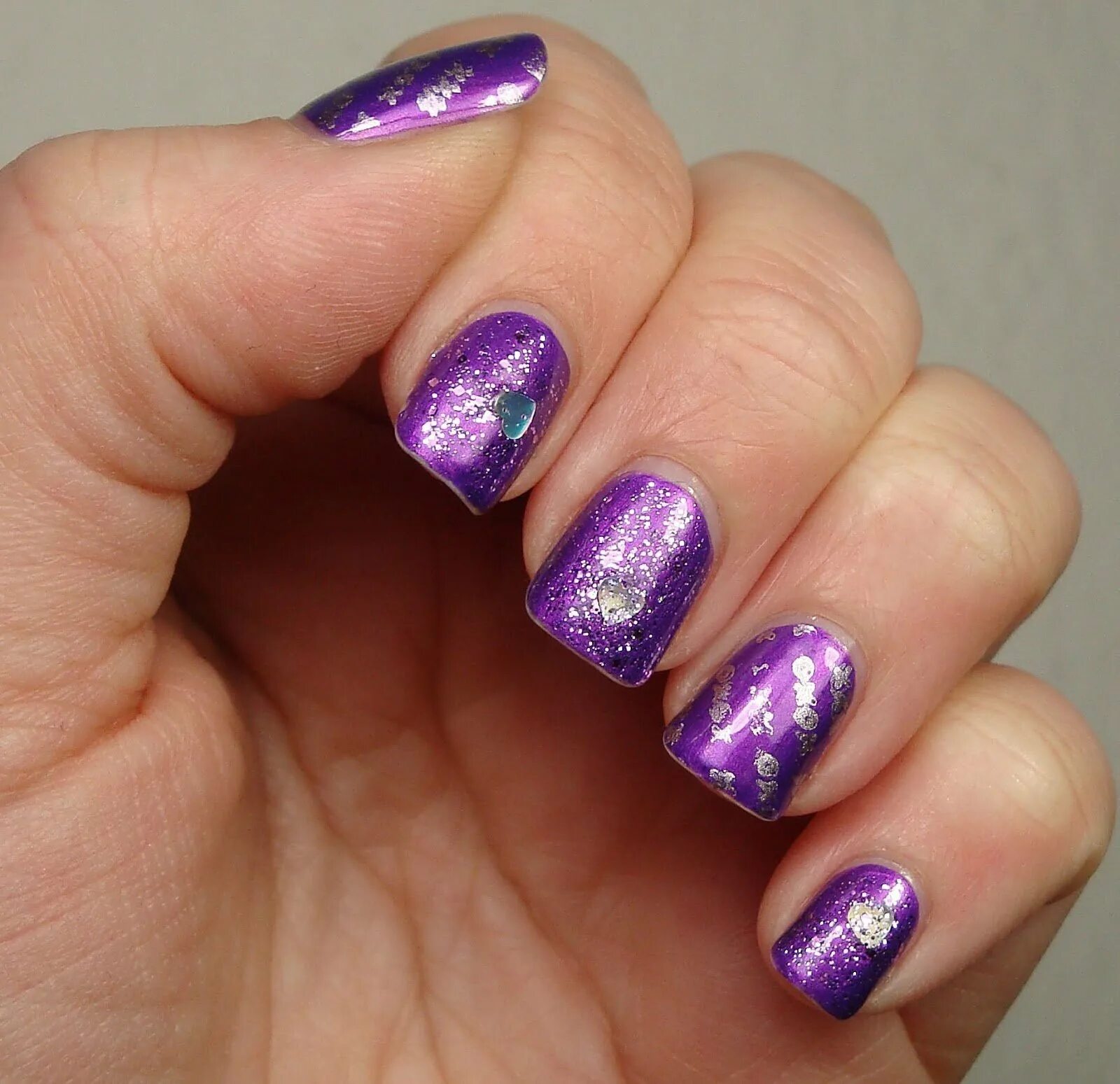 Ногти фиолетовые с блестками. Ногти сиреневые с блестками. Фиолетовый маникюр. Сиреневые ногти.