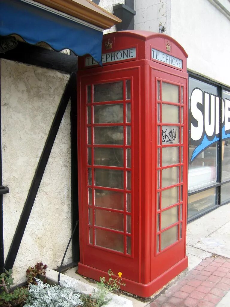 Ее телефон на английском. Phone Booth. Английская телефонная будка на корабле. English telephone Booth. Телефон на английском.